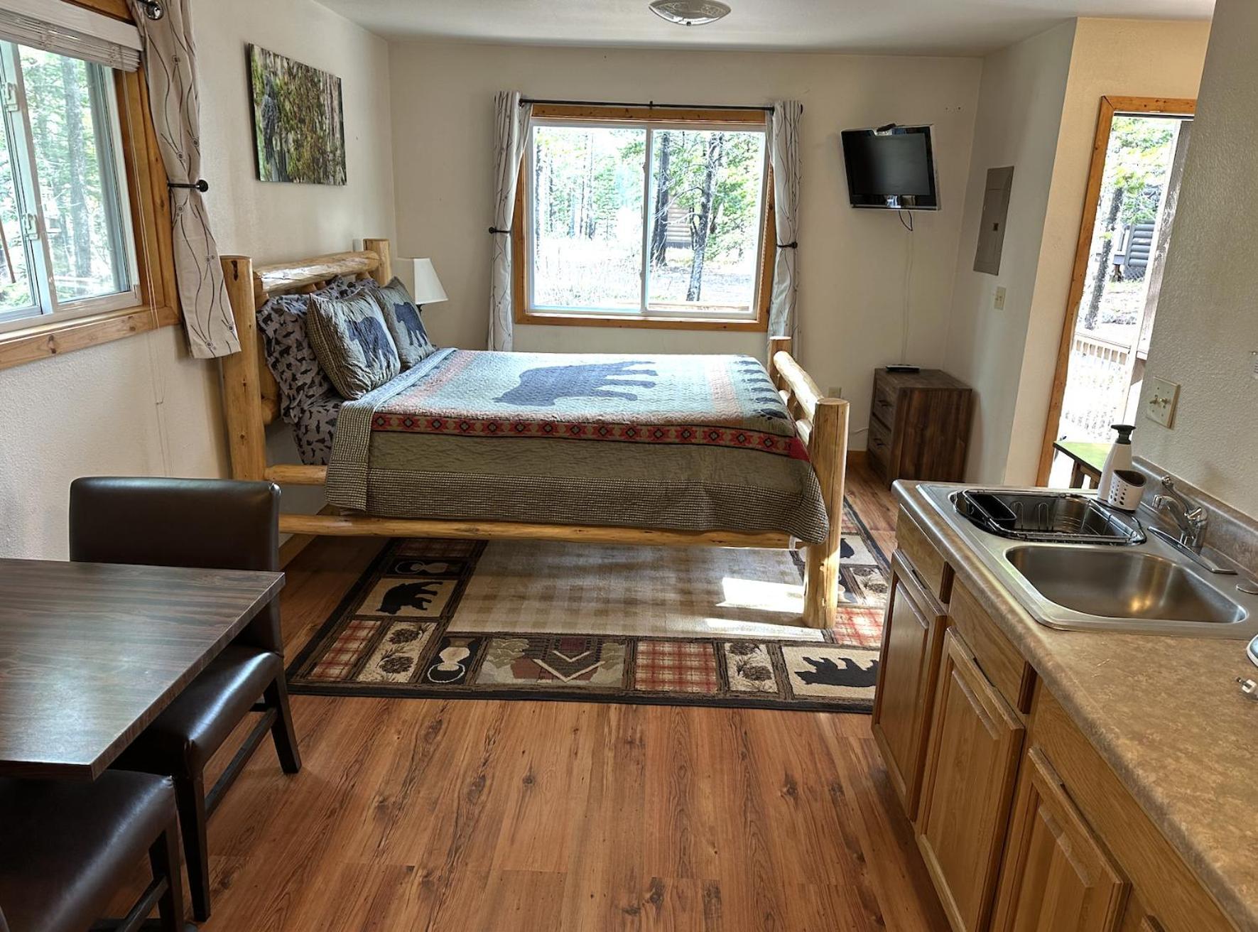 Summit Mountain Lodge And Steakhouse East Glacier Park Village Exteriér fotografie
